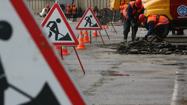 Tıxac üstünə TIXAC &ndash; Bakının əsas yollarında təmir niyə pik saatlarda APARILIR?