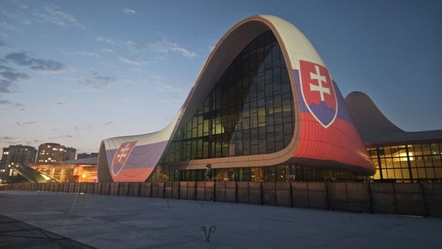 Heydər Əliyev Mərkəzi Slovakiya bayrağının rəngləri ilə işıqlandırıldı &ndash;FOTO