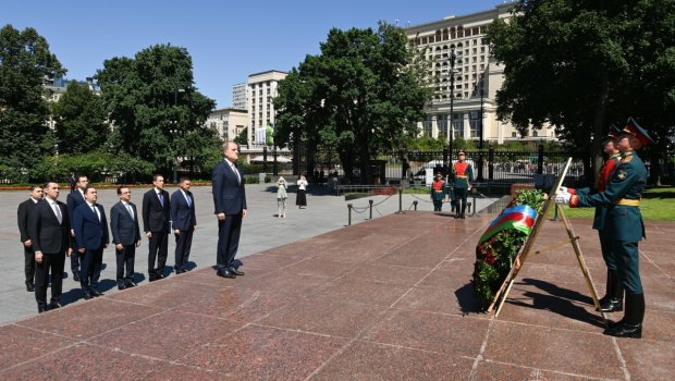 Ceyhun Bayramov Moskvada "Naməlum əsgər" məzarını ziyarət etdi - FOTO