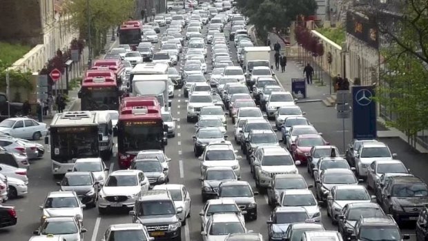 Səbirsiz sürücülərin tıxacda yaratdığı TƏHLÜKƏ &ndash; Adi qayda pozuntusu, yoxsa avtoxuliqanlıq?