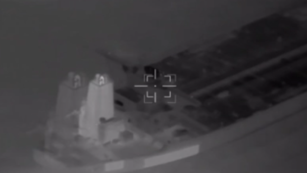 İran Hörmüz boğazında neft tankerinə hücum etdi - VİDEO