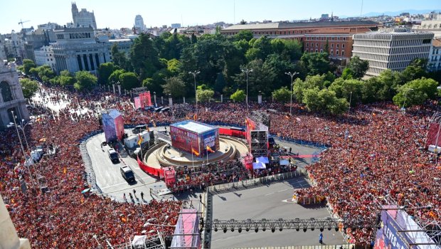 İspaniya millisi Mardirddə krallara layiq qarşılandı: 1 milyon azarkeş küçərlərə çıxdı - CANLI