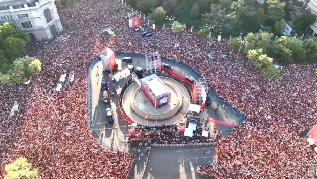 İynə atsan, yerə düşməz - Çempionlar belə qarşılandı &ndash; Video