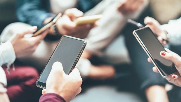 Gömrük postunda bəyan edilməyən 300 mobil telefon aşkarlandı