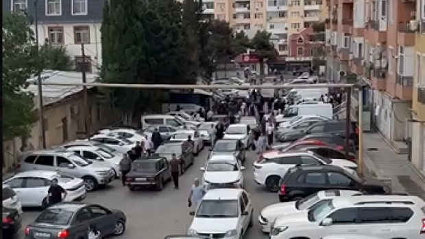 Xırdalan vağzalının ətrafında xaotik vəziyyət - VİDEO