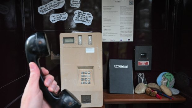 Qəbiristanlıqda ölənlərlə "danışmaq" üçün telefon köşkü quraşdırıldı &ndash; FOTO