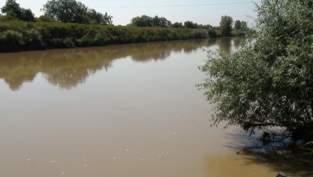 Yol kənarında alver edirdi &ndash; Avtomobilin zərbəsindən kanala düşdü