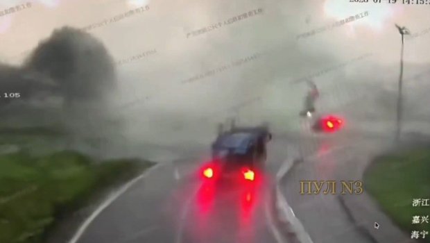 Çində tornado avtomobili havaya qaldıraraq kənara atdı &ndash; ANBAAN VİDEO