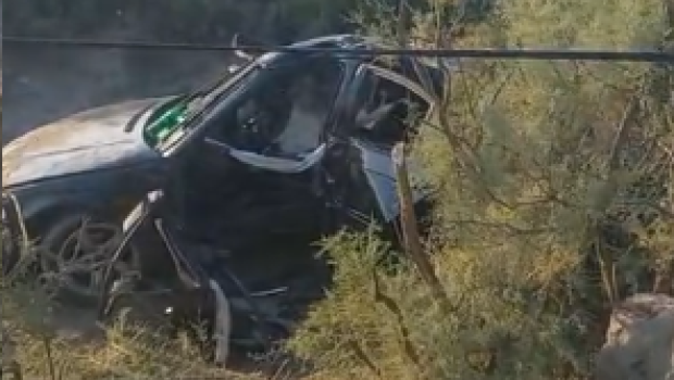 Neftçalada ağır qəza: BMW işıq dirəyinə çırpılıb aşdı - VİDEO