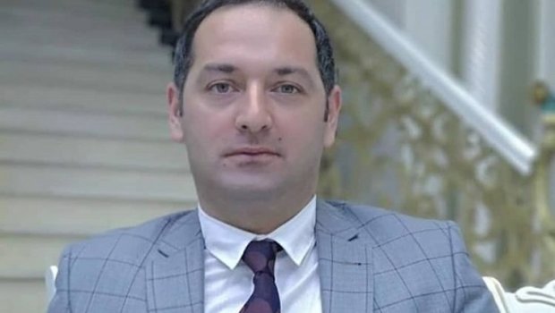 Əməkdar artisti ilan sancdı - FOTO