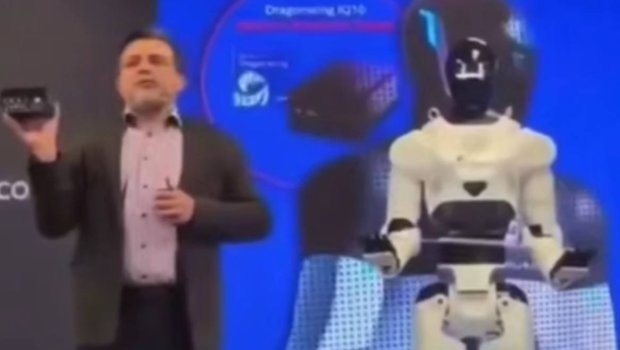 Robot təqdimat zamanı qəfil yıxıldı &ndash; ANBAAN VİDEO