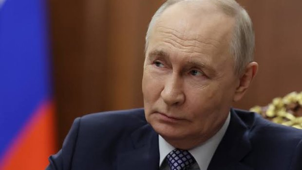 Putin Hərbi Dəniz Donanması Günü ilə bağlı Sankt-Peterburqa gəldi - VİDEO