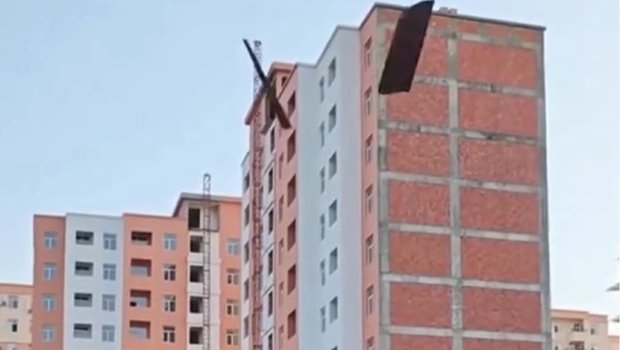 Bakıdakı küləkli havada təhlükəli anlar- VİDEO
