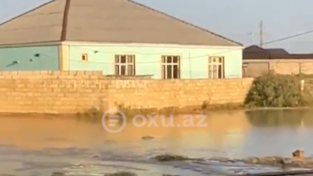 Sarayda su borusu partladı - Küçə keçilməz oldu - VİDEO