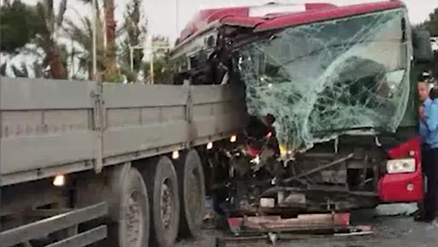 Bakıda sərnişin avtobusu yük maşınına çırpıldı - VİDEO
