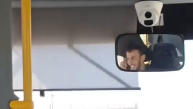 Avtobus sürücüsü sükan arxasında telefonla danışdı &ndash; Sərnişinlər narazılıq etdi - VİDEO