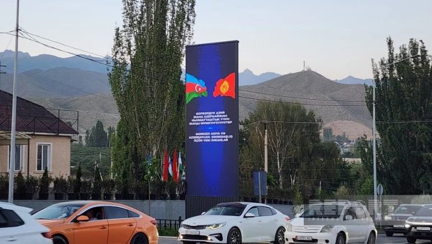Prezidentin səfəri etdiyi şəhərdə Azərbaycan bayraqları və bannerlər quraşdırılıb