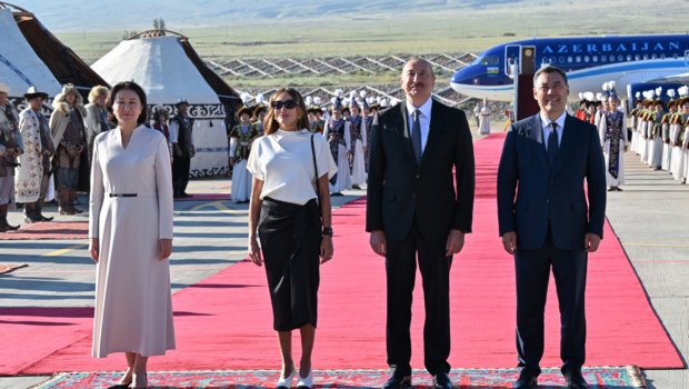 Prezident və xanımını &ldquo;Yaşa mənim xalqım&rdquo;la qarşıladılar - VİDEO