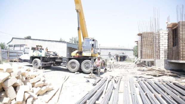 Xaçmazda 86 il əvvəl tikilmiş qəzalı bina yenilənir - FOTO