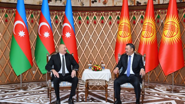 İlham Əliyevin Qırğızıstan Prezidenti ilə təkbətək görüşü keçirildi - FOTO