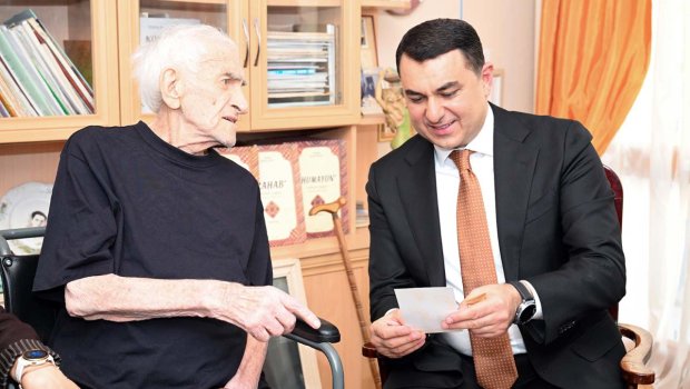 Nazir 96 yaşlı Xalq artistini evində ziyarət etdi&ndash; FOTO