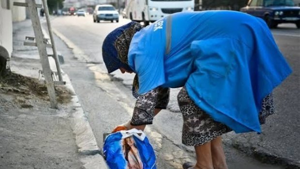 Əri süpürgəçi qadını 8 Martda ona verilən güllərə görə öldürübmüş...