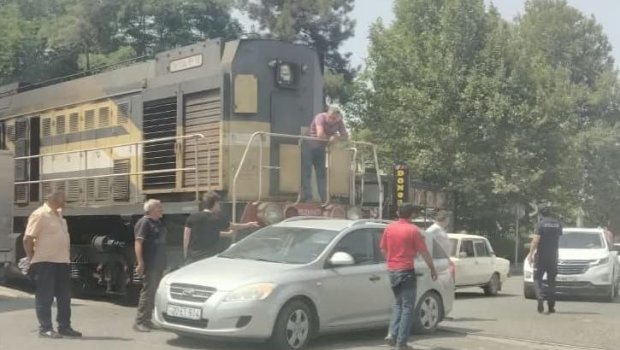 Gəncədə qatar avtomobillə toqquşdu &ndash; FOTO/VİDEO