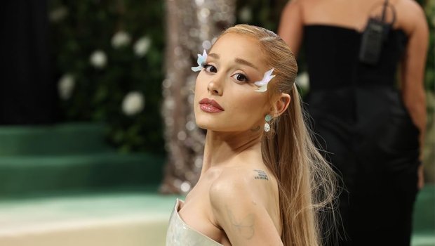Ariana Qrande yeni klipində Hollivud stereotiplərinə qarşı çıxdı - VİDEO