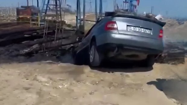 Suraxanıda avtomobil neft quyusuna aşdı - VİDEO