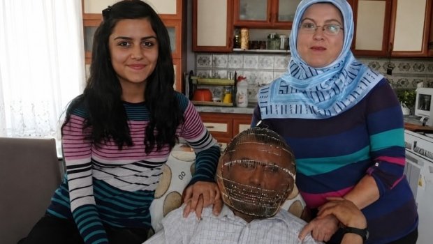 Siqareti tərgitmək üçün başına məftil qəfəs taxdı