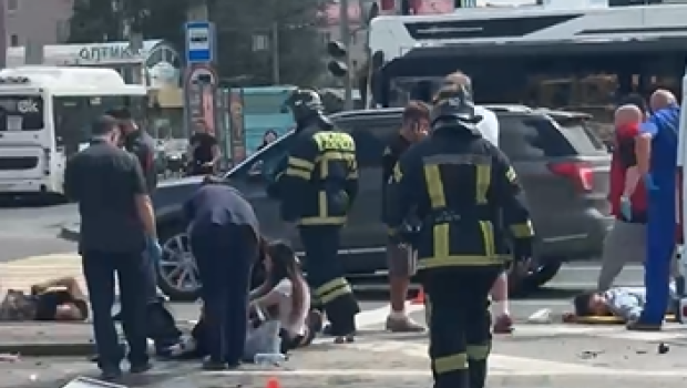 Rusiyada sürücü avtomobili piyadaların üzərinə sürdü: 8 yaralı var &ndash; VİDEO