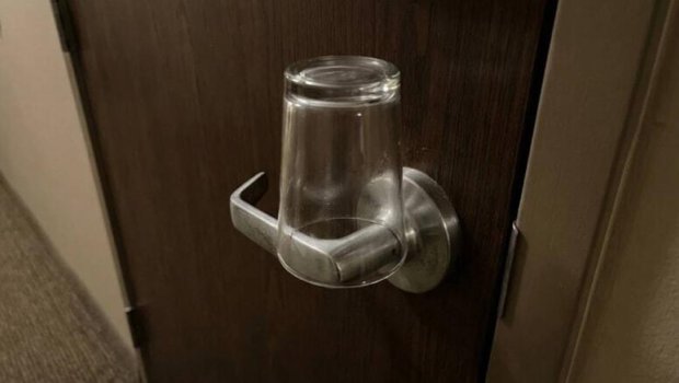 Oteldə ilk işiniz bu olsun: Qapıdan mütləq stəkan asın