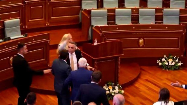Kosovoda deputat baş nazirə yumurta atdı - parlamentin iclası yarımçıq qaldı - VİDEO