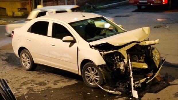 Gəncədə iki avtomobil toqquşdu, bir yaralı var - FOTO