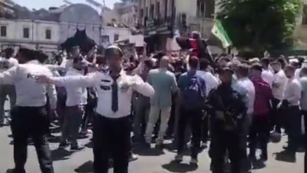 Bəşər Əsəd barəsində ölüm hökmü Suriyada bayrama çevrildi &ndash; VİDEO