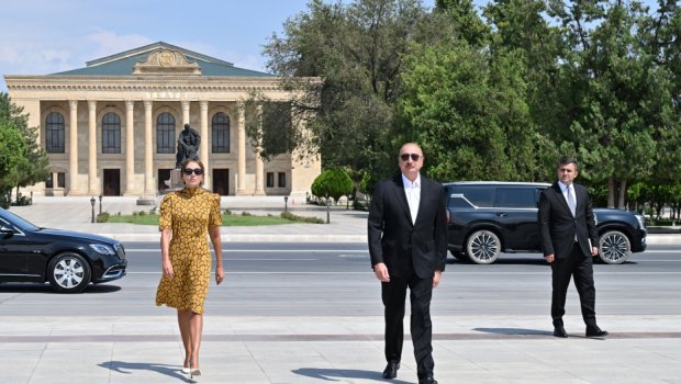 İlham Əliyev Ümummilli Liderin Naxçıvanda abidəsini ziyarət etdi - FOTO