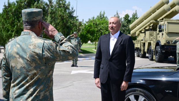 İlham Əliyev komando hərbi hissələrinə Döyüş bayraqlarının verilməsi mərasimində iştirak etdi - FOTO
