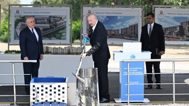 İlham Əliyev Naxçıvan şəhərində sosial evlər kompleksinin təməlini qoydu - FOTO