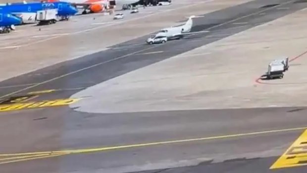 Milan hava limanında avtomobil təyyarə ilə toqquşdu