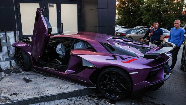 Milyarderin oğlu bənövşəyi &ldquo;Lamborghini&rdquo; ilə qəza törətdi- Fotolar