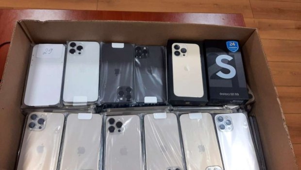 İstanbuldan Bakıya 17 ədəd &ldquo;iPhone&rdquo; gətirmək istədi, gömrükdə saxlanıldı &ndash; FOTO