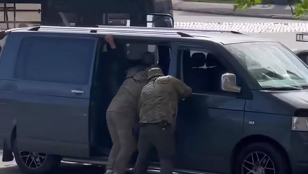 Ukraynada hərbi möhləti olan kişi işə gedərkən saxlanıldı