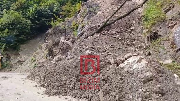 Quba-Xınalıq yolunda torpaq sürüşməsi &ndash; Hərəkət məhdudlaşdı &ndash; ÖZƏL/VİDEO