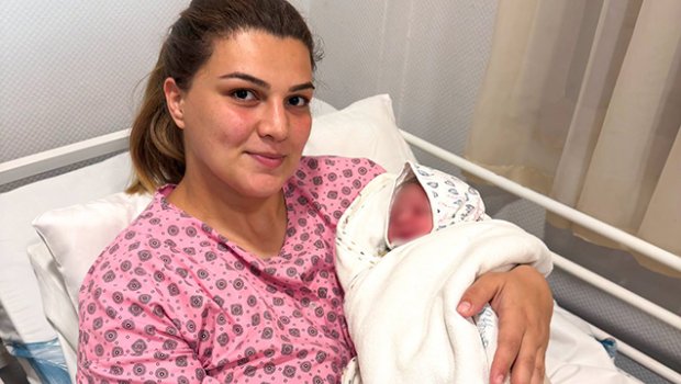 Təcili yardım maşınında uşaq dünyaya gətirdi - Fotolar