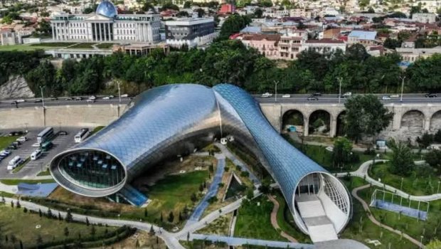 Saakaşvili dövrünün simvolu sökülür- Tbilisinin ən məşhur yeni tikilisi idi - FOTO