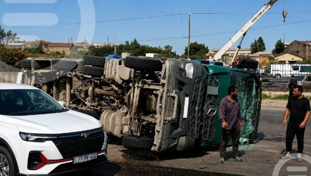 Bakıda TIR aşdı: Dizel yola dağıldı - VİDEO