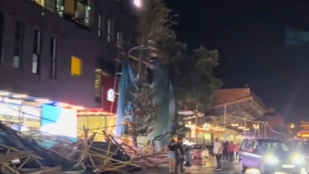 İrəvanın mərkəzində tikinti konstruksiyaları uçdu - VİDEO
