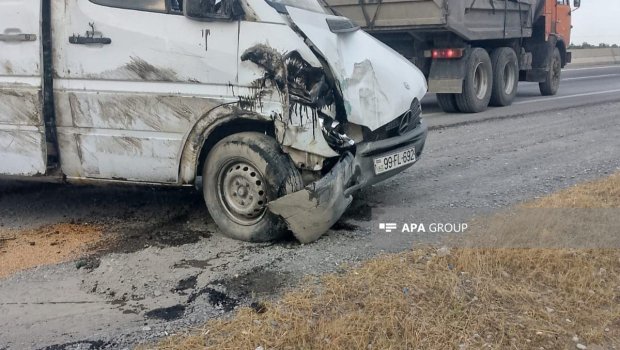Ucarda yük maşını aşdı - Avtomobildə olan pomidor və xiyar yola dağıldı - FOTO