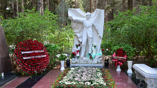 Xalq artisti Müslüm Maqomayevin doğum günündə məzarı ziyarət edildi &ndash; FOTO/VİDEO