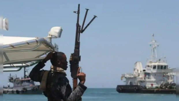 Somalidə silahlı şəxslər yük gəmisini ələ keçirdi